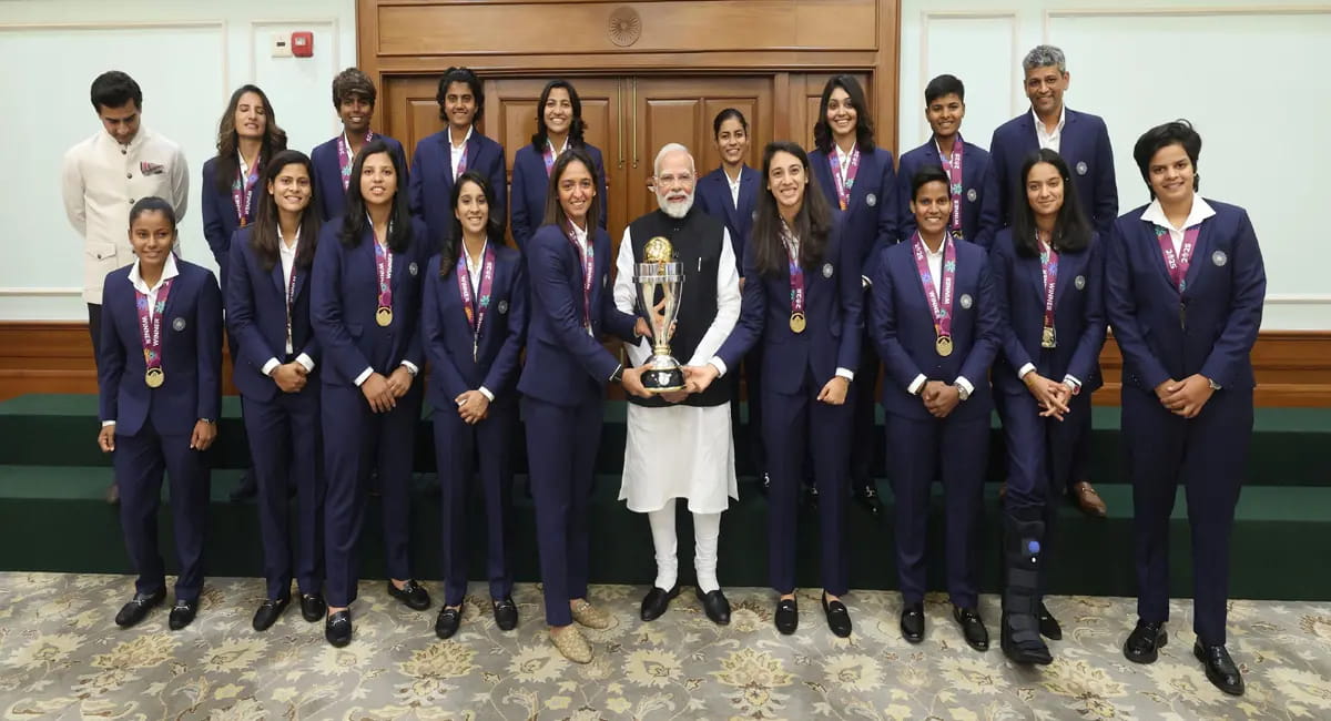 वर्ल्ड कप विजेता बेटियों से PM मोदी ने की मुलाकात, ट्रॉफी-जर्सी के साथ क्लिक हुई यादगार तस्वीरें