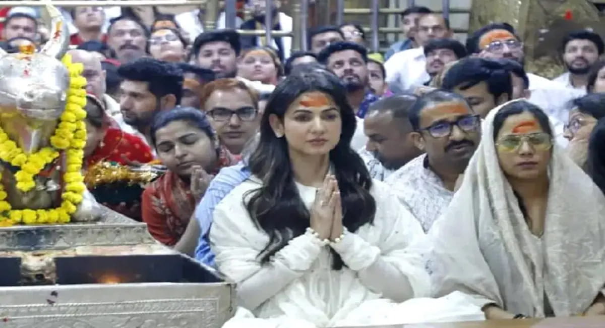 भस्म आरती में हुईं शामिल, नंदी के कान में कही मनोकामना और लिया बाबा का आशीर्वाद