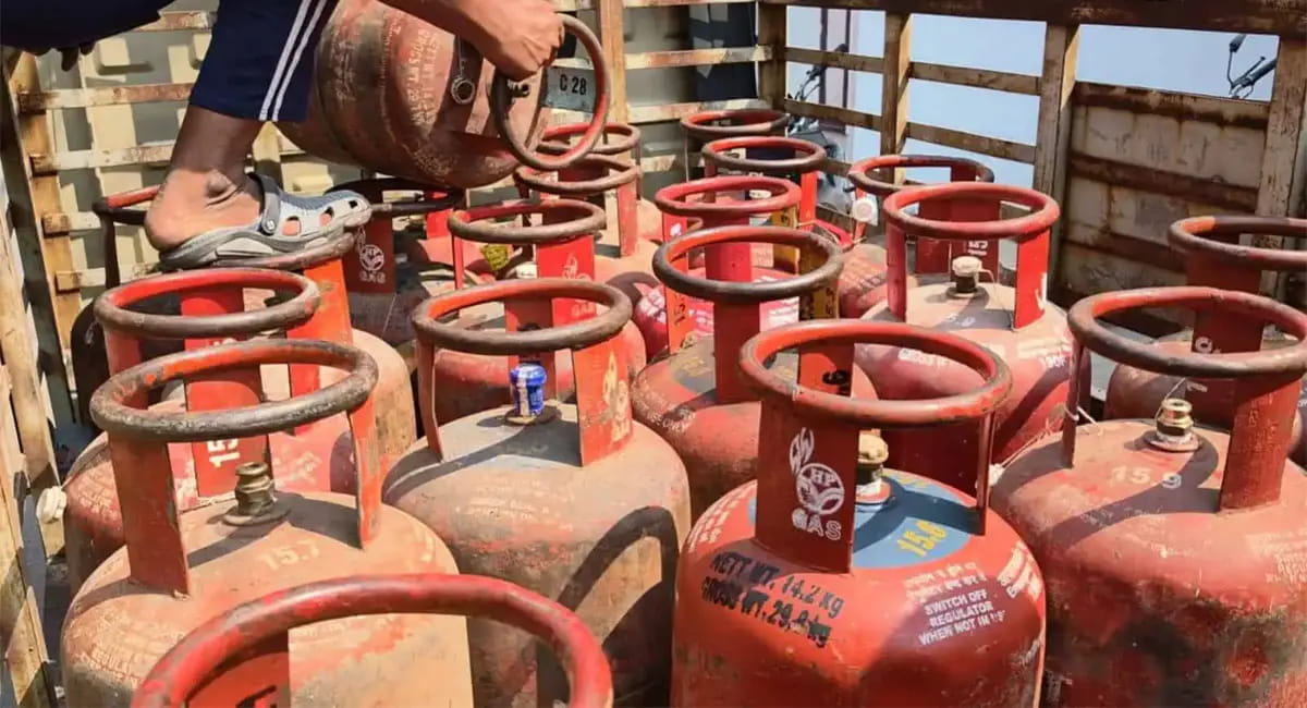 कार्ड दिखाओ, तभी मिलेगा सिलेंडर, भोपाल में नई व्यवस्था से बढ़ी परेशानी