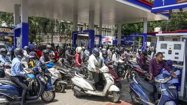आंध्र प्रदेश में ईंधन संकट चरम पर, पेट्रोल पंपों पर ताले और लंबी कतारों से लोग परेशान
