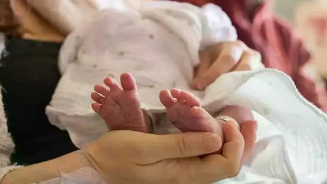 पिता का दावा, पत्नी ने 5 लाख में ढाई साल के बेटे को बेचा, दो बच्चों को छोड़कर हुई फरार, मासूम की तलाश में जुटी पुलिस