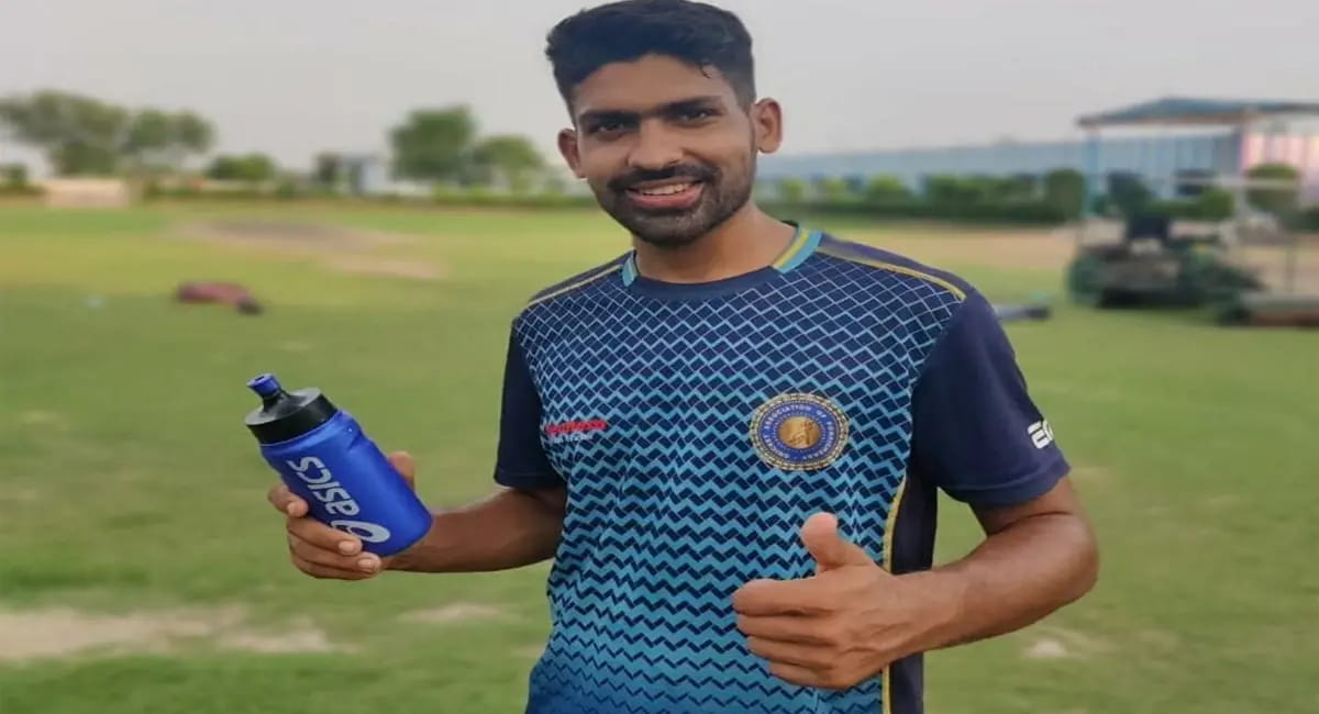 रघु शर्मा का पहला विकेट और जश्न के बीच “राधे-राधे” वाली पर्ची बनी इंटरनेट सेंसेशन