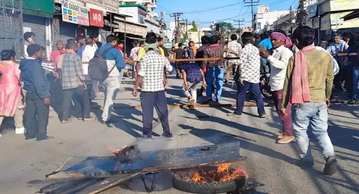तेज रफ्तार डंपर ने 50 वर्षीय मजदूर की ली जान, आक्रोशित लोगों ने किया विरोध