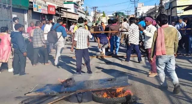 तेज रफ्तार डंपर ने 50 वर्षीय मजदूर की ली जान, आक्रोशित लोगों ने किया विरोध
