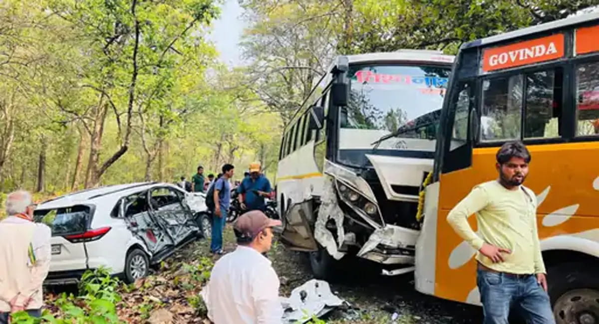 ओवरटेक या झपकी? एक पल की चूक, तीन वाहन चकनाचूर, हाईवे पर भीषण हादसा, MP के श्रद्धालुओं से टकराई बस