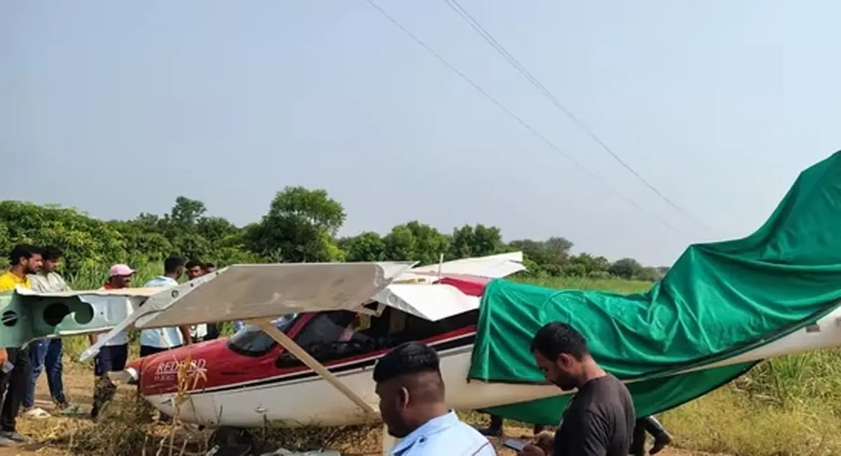 बिजली के खंभे से टकराया विमान, गोजुबावी गांव के पास ट्रेनिंग फ्लाइट क्रैश, सुरक्षित बचा ट्रेनी पायलट