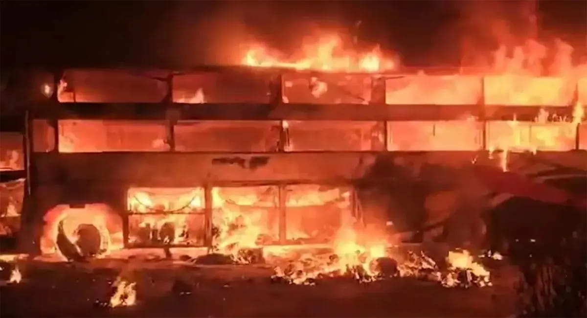 चलती बस टैंकर से टकराई, 4 यात्रियों की जिंदा जलकर मौत, 10 घायल