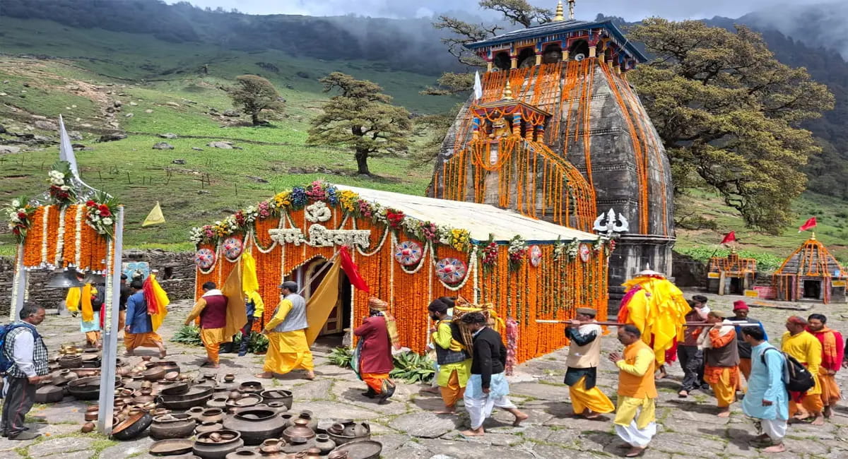 ब्रह्ममुहूर्त में खुले मदमहेश्वर धाम के द्वार, ‘हर-हर महादेव’ के जयकारों से गूंजी केदारघाटी