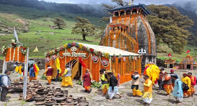 ब्रह्ममुहूर्त में खुले मदमहेश्वर धाम के द्वार, ‘हर-हर महादेव’ के जयकारों से गूंजी केदारघाटी