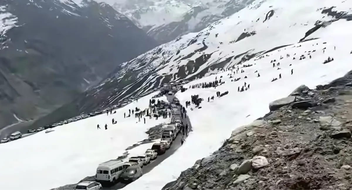 मनाली से लेकर नैनीताल तक रेंगती दिखीं गाड़ियां