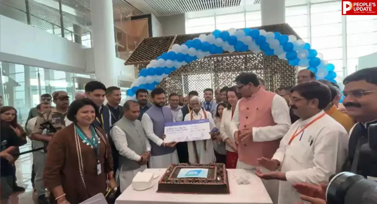 एयरपोर्ट पर उतरी पहली यात्री उड़ान, वाटर कैनन सलामी के साथ हुआ ऐतिहासिक स्वागत