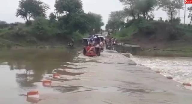17 साल से पुल का इंतजार, नाला पार कर स्कूल और अस्पताल पहुंचने को मजबूर दमपुरी के लोग