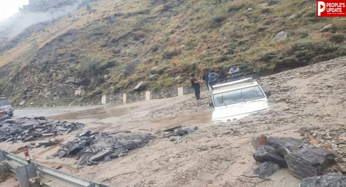 चोलिंग में फ्लैश फ्लड से NH-5 बंद, 6 घंटे की मशक्कत के बाद यातायात शुरू