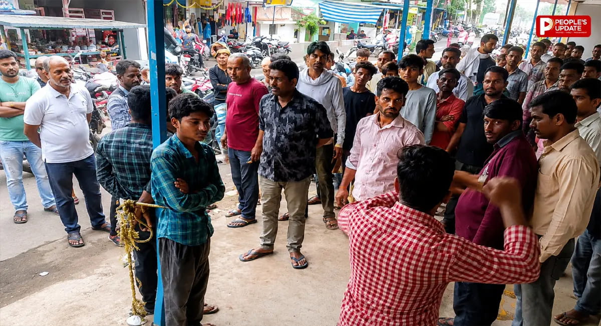 चोरी के शक में दो कर्मचारियों की बेरहमी से पिटाई, खंभे से बांधकर बेल्ट से मारने का वीडियो वायरल