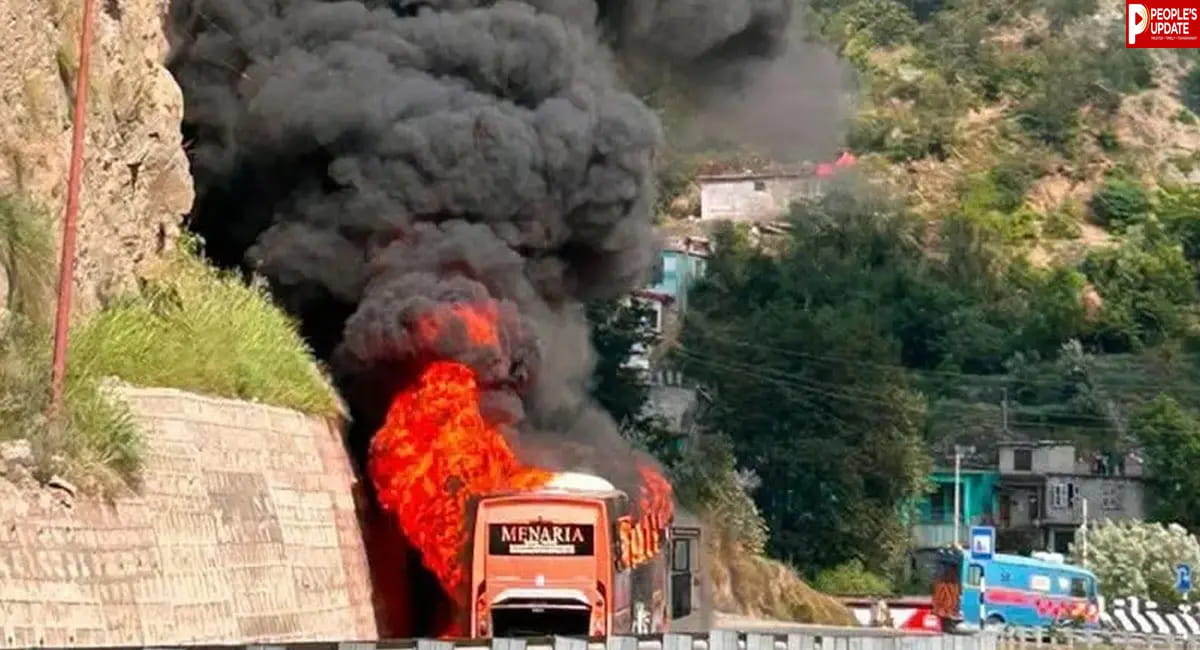 टायर फटा, धधक उठी अमरनाथ यात्रियों की बस, 54 जिंदगियां बाल-बाल बचीं