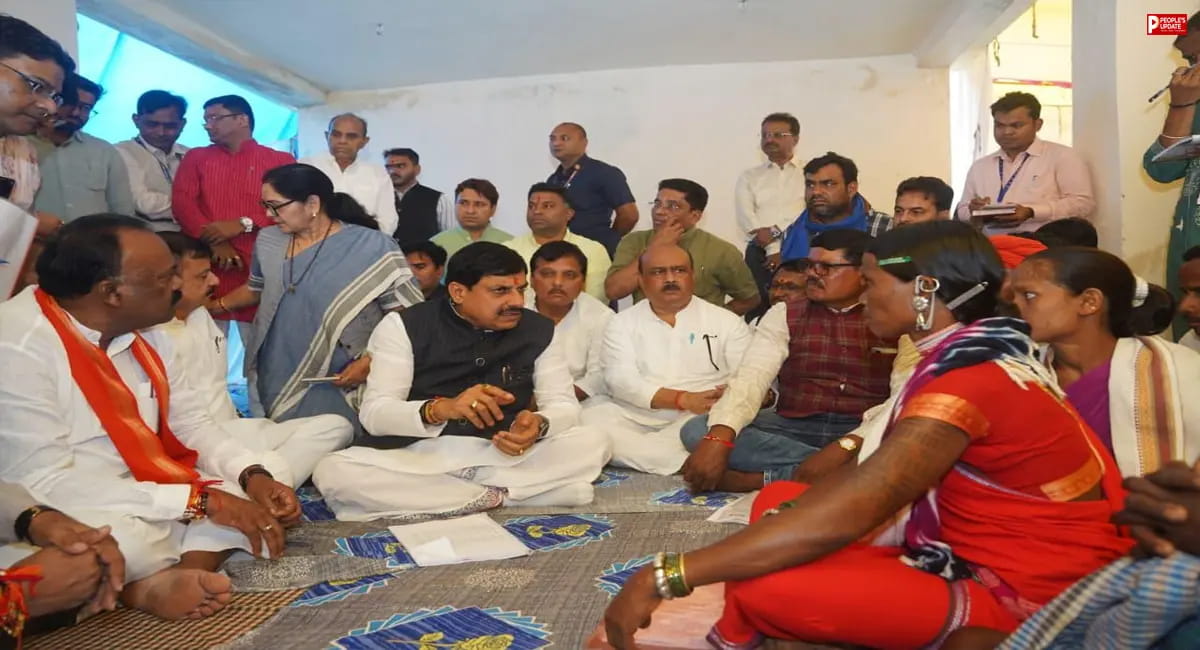 नक्सल के गढ़ में विकास की गूंज! बोंदारी में ग्रामीणों से मिले CM, सड़क से रोजगार तक 225 करोड़ के विकास की दी सौगात