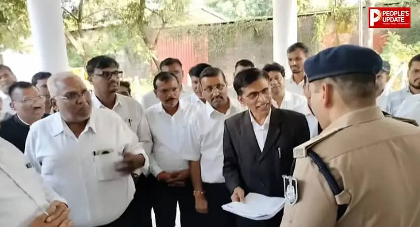 हरदा में अधिवक्ता से मारपीट पर भड़का गुस्सा, वकीलों ने आरोपियों की गिरफ्तारी को लेकर दिया ज्ञापन