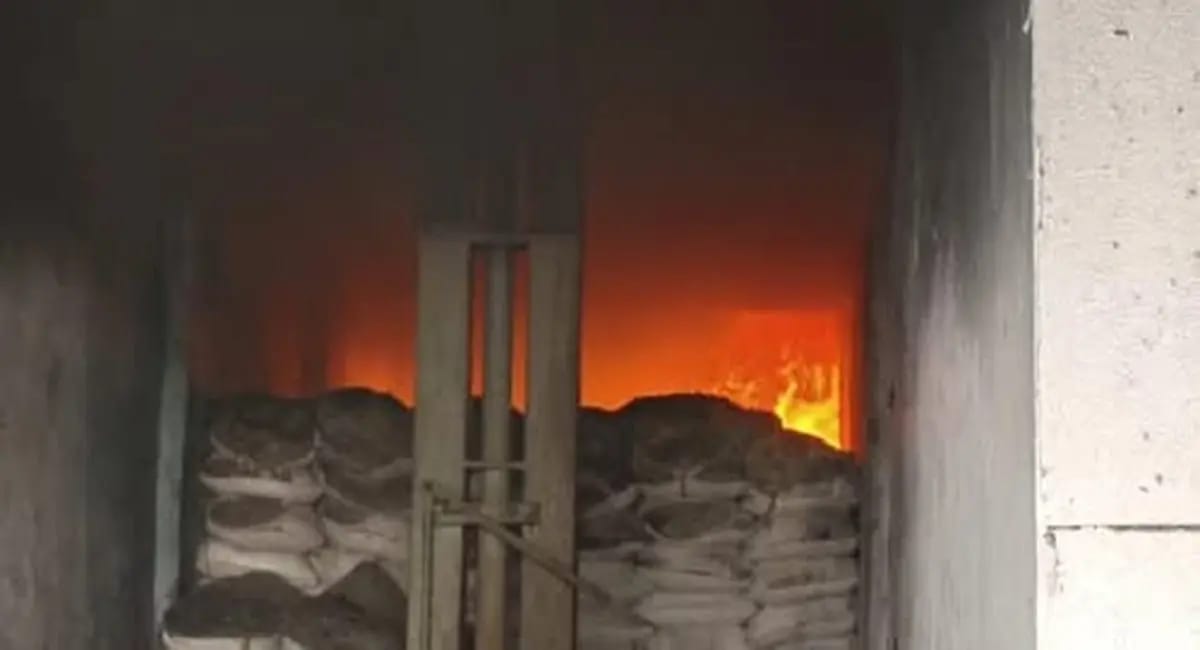 दिल्ली के नरेला में दाल गोदाम में भीषण आग, 10 दमकल गाड़ियों ने दो घंटे में पाया काबू