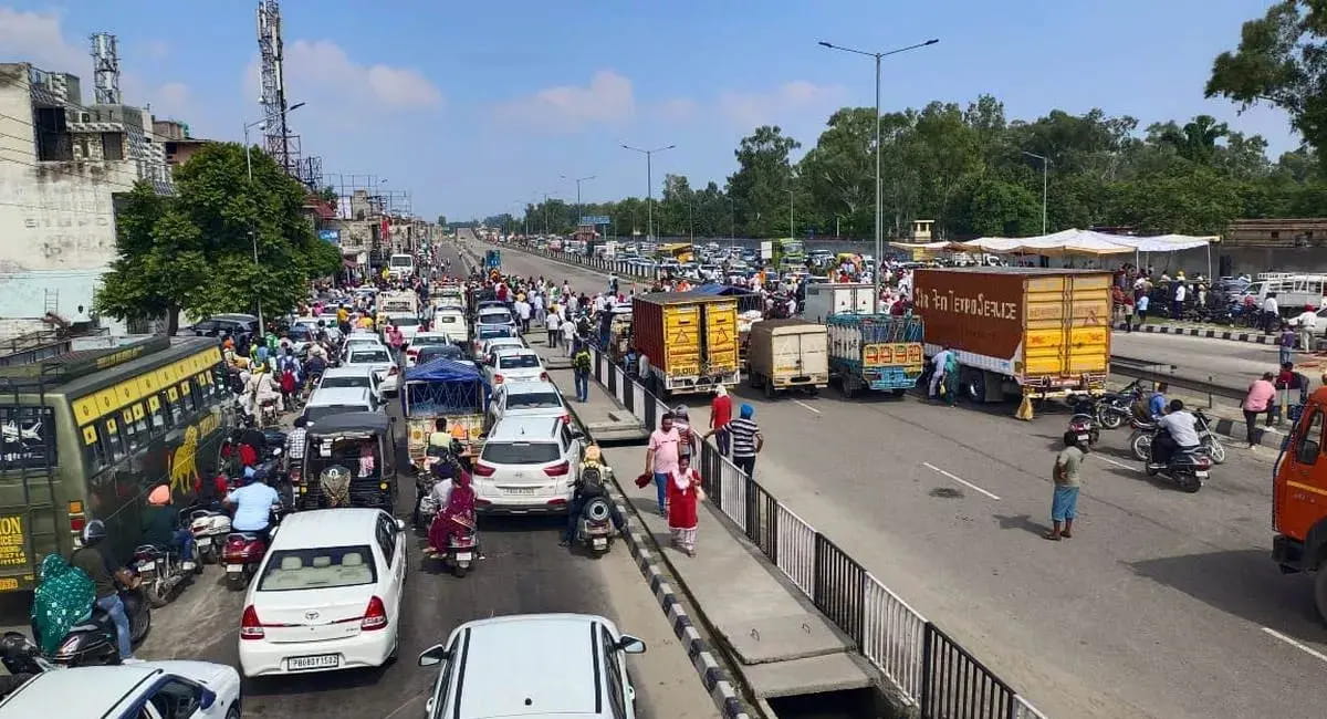 जालंधर- लुधियाना बाईपास में दलित संगठनों का चक्काजाम, IPS पूरन सुसाइड केस में जिम्मेदारों की गिरफ्तारी पर अड़ा संगठन