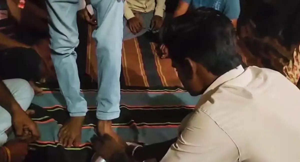 MP: दमोह में शर्मसार करने वाली घटना, पैर धुलाकर जबरन गंदा पानी पिलाया, 5 आरोपियों पर NSA के तहत कार्रवाई