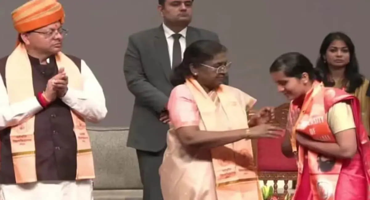 राष्ट्रपति द्रोपदी मुर्मू उत्तराखंड पहुंची, पतंजलि यूनिवर्सिटी के दीक्षांत समारोह में शामिल हुई, 54 स्टूडेंट्स को पहनाए गोल्ड मेडल