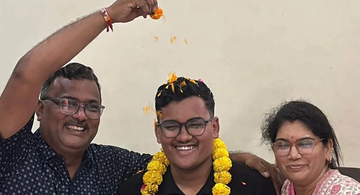 स्टेशनरी दुकानदार का बेटा बना CA टॉपर, रोजाना 8-10 घंटे की पढ़ाई, फाइनल परीक्षा में 600 में से 500 अंक मिले