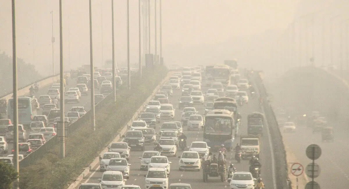 DELHI-एनसीआर में प्रदूषण के स्तर में हुई बढ़ोतरी, दिवाली में 37 में से सिर्फ 9 AQI स्टेशन चालू थे, AQI 400 पार