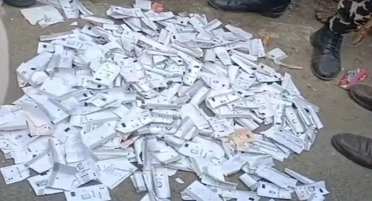 समस्तीपुर में मचा हड़कंप, सड़क पर बिखरी मिलीं VVPAT पर्चियां, चुनाव आयोग पर हमलावर हुई RJD
