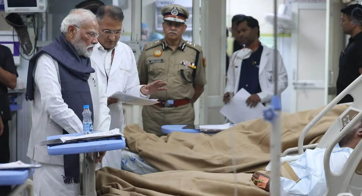 भूटान दौरे से भारत लौटते ही LNJP अस्पताल पहुंचे PM मोदी, घायलों से की मुलाकात