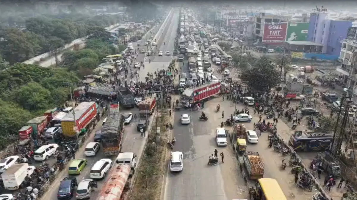 मासूम से दुष्कर्म के विरोध में जनसैलाब का चक्काजाम जारी, कई स्कूल बंद, आरोपी अब तक पुलिस गिरफ्त से दूर