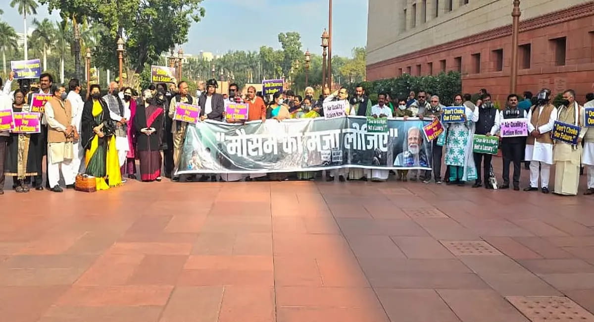 विपक्ष का पॉल्यूशन पर प्रदर्शन, कई सांसद गैस मास्क पहनकर पहुंचे, कहा- सदनों में पॉल्यूशन पर चर्चा हो