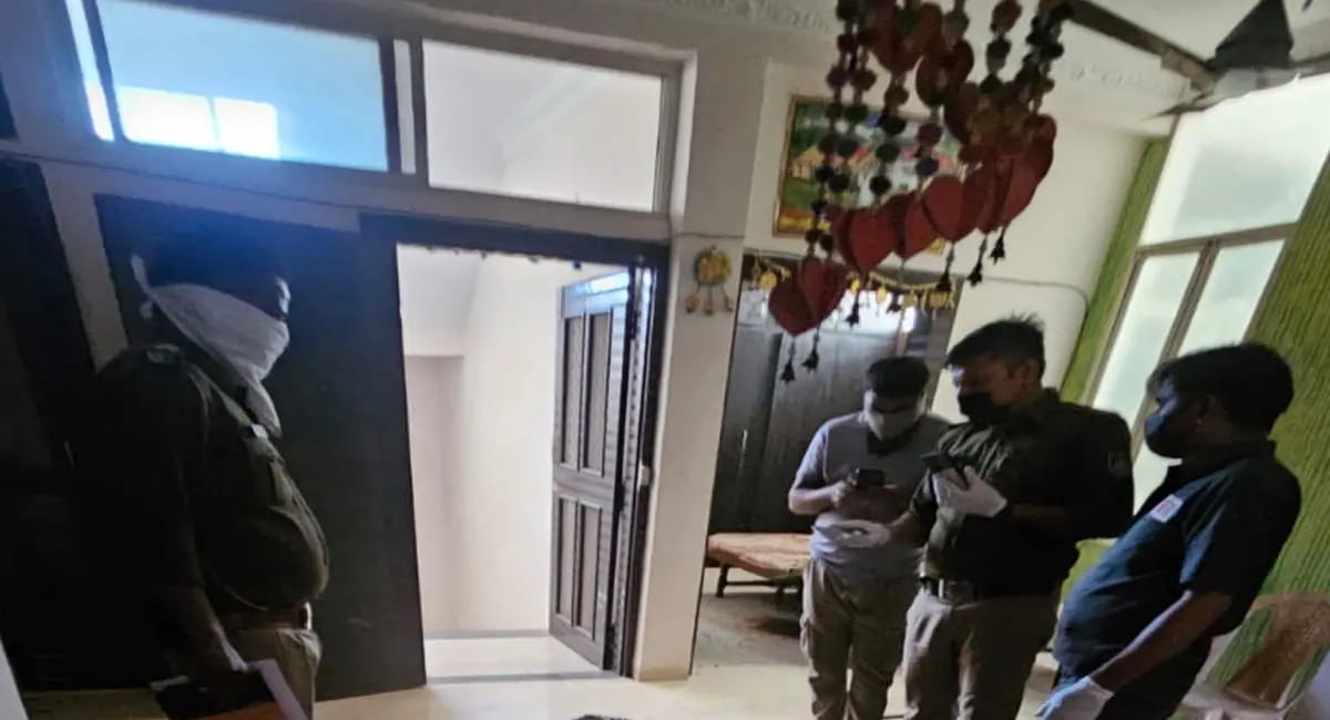 घर में बेसुध मिले पती-पत्नी के शव, बदबू आने पर पड़ोसियों को हुआ शक, जांच में जुटी पुलिस