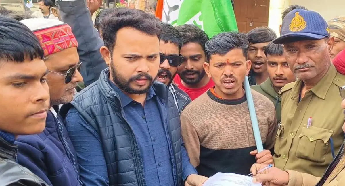 किसानों की विभिन्न समस्याओं पर युवक कांग्रेस का प्रदर्शन, तहसीलदार को ज्ञापन सौंपकर की कार्रवाई की मांग