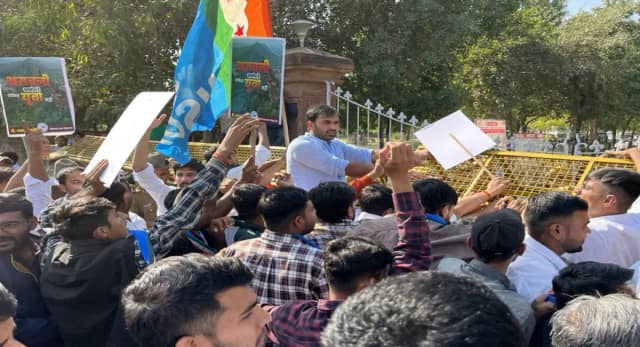 कई शहरों में प्रदर्शन तेज, उदयपुर कलेक्ट्रेट में प्रदर्शनकारी-पुलिस में झड़प