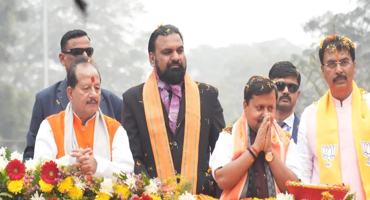 सम्राट चौधरी ने सिन्हा को अपने पास से हटाया, खुद राष्ट्रीय कार्यकारी के बगल में खड़े हुए