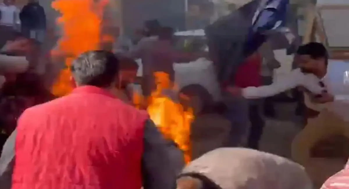 अतिक्रमण टीम के सामने पति-पत्नी ने खुद पर आग लगाई, दोनों की हालात नाजुक, इंदौर रेफर