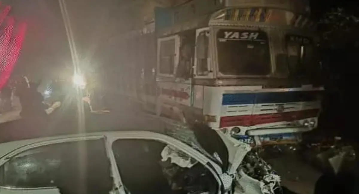 तेज रफ्तार कार और ट्रक के बीच भीषण टक्कर, कांग्रेस नेता सहित शिक्षक की मौत