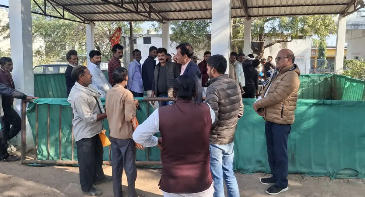 प्रशासनिक अधिकारियों की सक्रियता से खाद वितरण प्रक्रिया बनीं आसान, किसानों को मिली बड़ी राहत