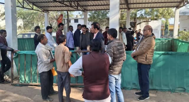 प्रशासनिक अधिकारियों की सक्रियता से खाद वितरण प्रक्रिया बनीं आसान, किसानों को मिली बड़ी राहत