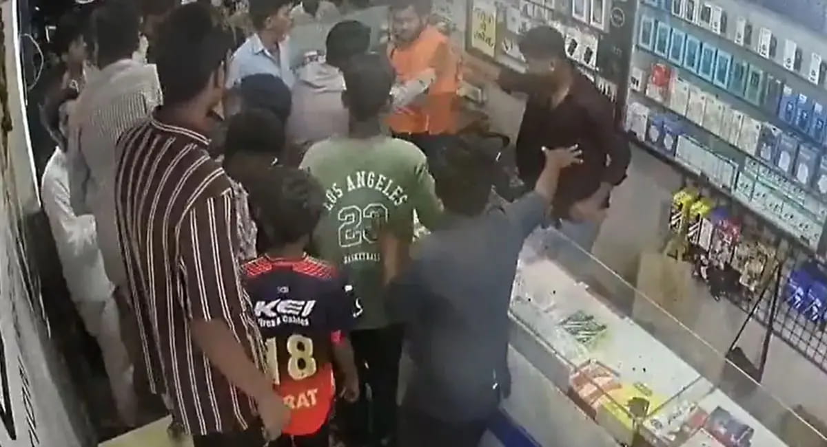 बजरंग दल के कार्यकर्ता की लात-घूंसो से हुई पिटाई, कौन सी विवादित पोस्ट से फूंटा गुस्सा