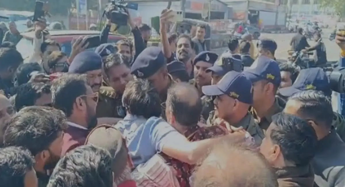 CM हाउस का किया घेराव, पुलिस ने खदेड़ा