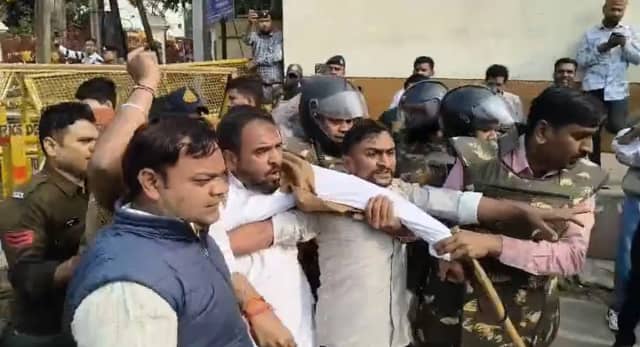 कई शहरों में कांग्रेस का प्रदर्शन, भोपाल में सांसद के बंगले के बाहर कार्यकर्ता घंटा बजाते हुए पहुंचे