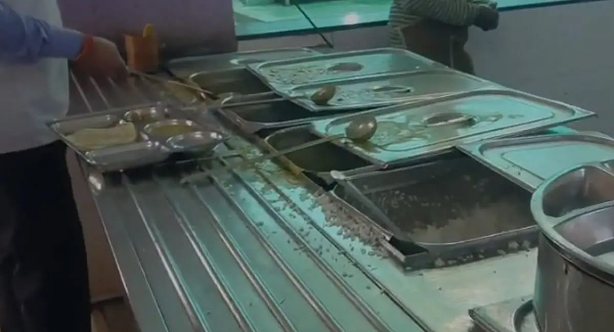 डेंटल कॉलेज में छात्रों के खाने में निकला मृत मेंढक, कई खाद्य पदार्थ एक्सपायर्ड, संस्था को कारण बताओ नोटिस जारी