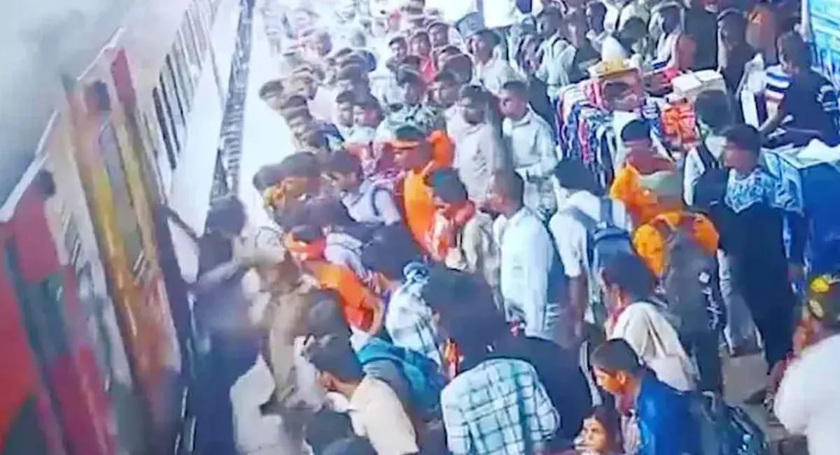 उज्जैन में ट्रेन में चढ़ते समय फिसला यात्री, RPF जवान ने बचाई जान, खाना-पीने का सामान लेने के लिए उतरा था