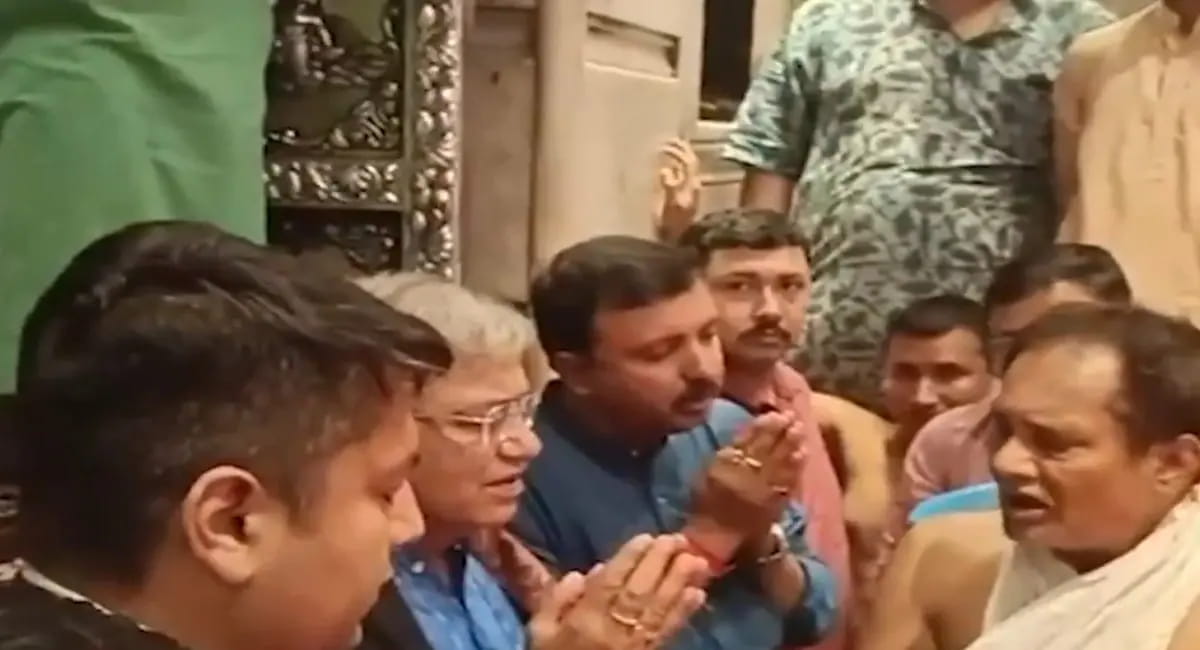 मंदिर के बाहर प्रदर्शनकारियों ने काले झंडे दिखाए