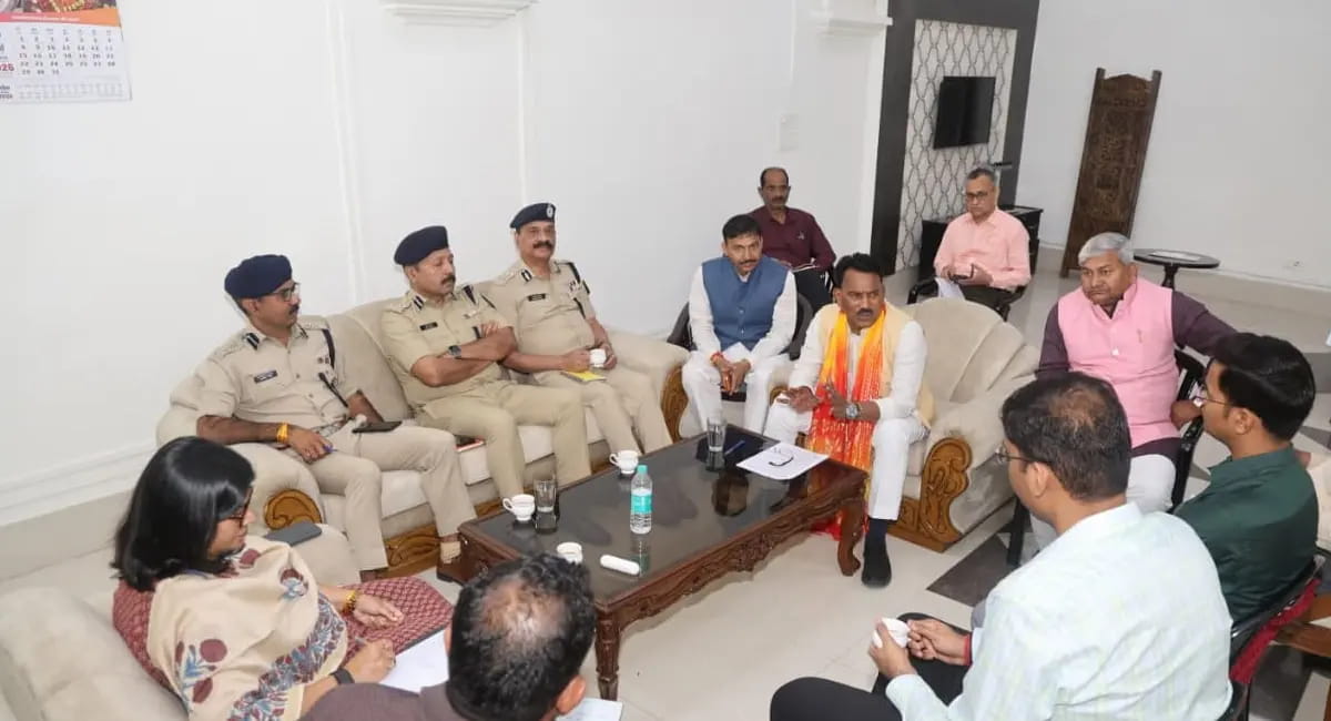 प्रभारी मंत्री ने समीक्षा बैठक में अधिकारियों को दिए दिशा-निर्देश
