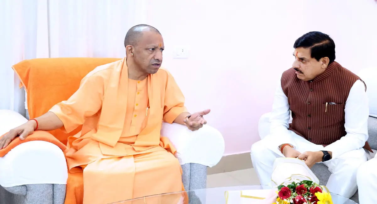 CM मोहन यादव एयरपोर्ट जाते समय योगी आदित्यनाथ से मिले, कई मुद्दों पर हुई अहम चर्चा