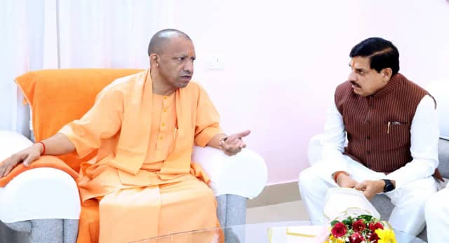 CM मोहन यादव एयरपोर्ट जाते समय योगी आदित्यनाथ से मिले, कई मुद्दों पर हुई अहम चर्चा