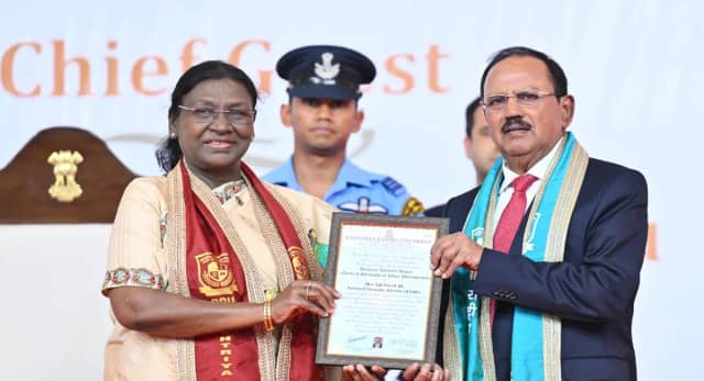 राष्ट्रपति मुर्मू की मौजूदगी में राष्ट्रीय रक्षा विश्वविद्यालय का 5वां दीक्षांत समारोह, NSA अजीत डोभाल को मानद डॉक्टरेट