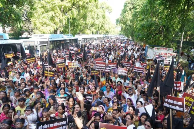 लोकसभा में बिल गिरा, BJP का देशभर में प्रदर्शन, राहुल के आवास तक पहुंची महिला सांसद